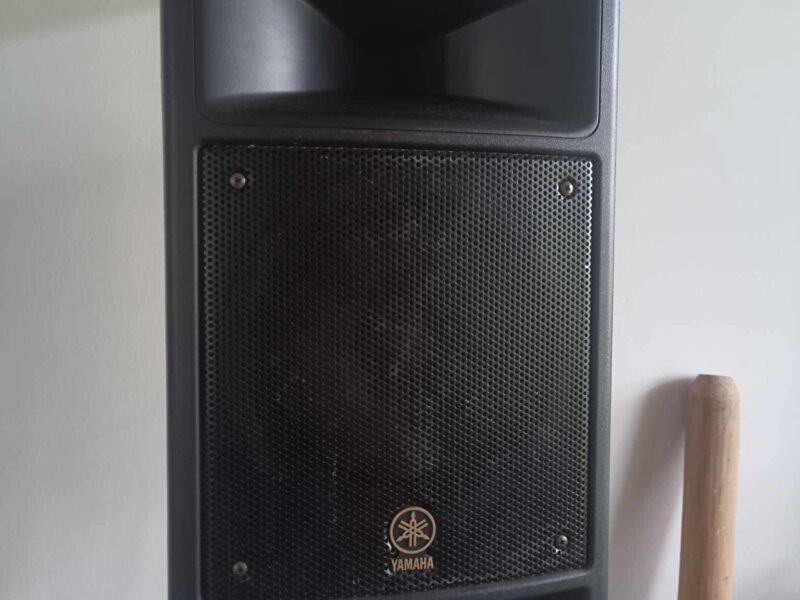 Paire d'enceintes avec trépieds et console de mixage