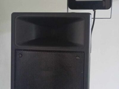 Paire d'enceintes avec trépieds et console de mixage
