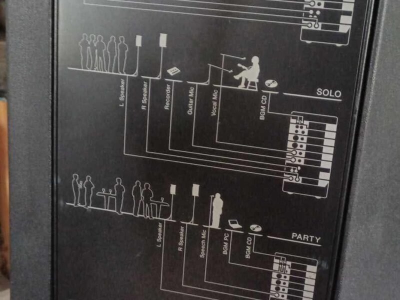 Paire d'enceintes avec trépieds et console de mixage