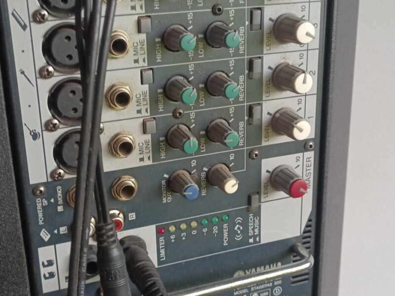 Paire d'enceintes avec trépieds et console de mixage